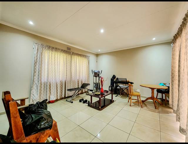 4 BEDROOM HOUSE FOR SALE IN CONSTANTIA KLOOF